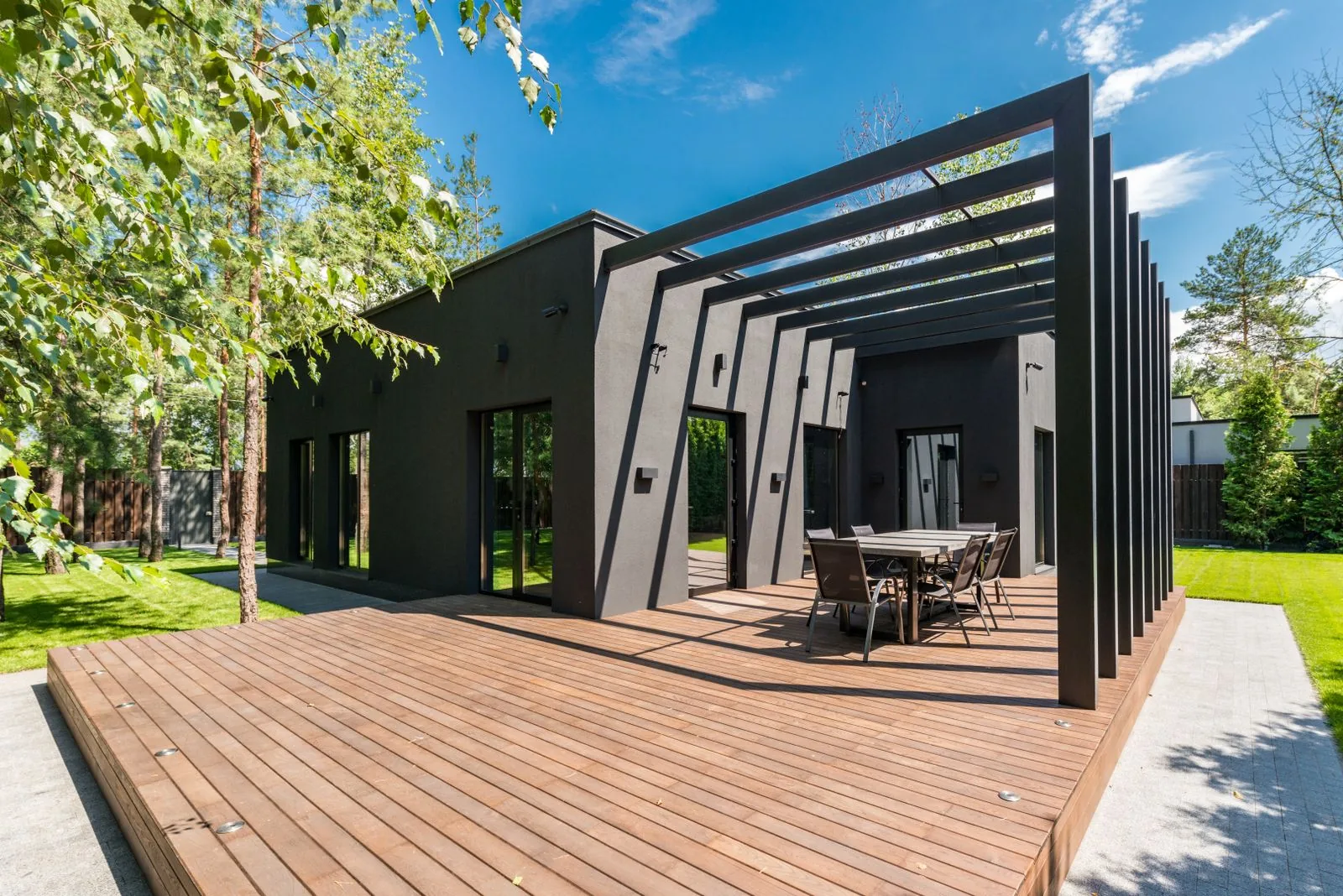 Composite deck with a modern railing