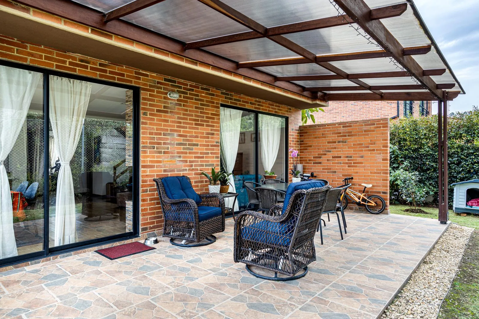 Covered patio outdoor living area in a Pacific Northwest home