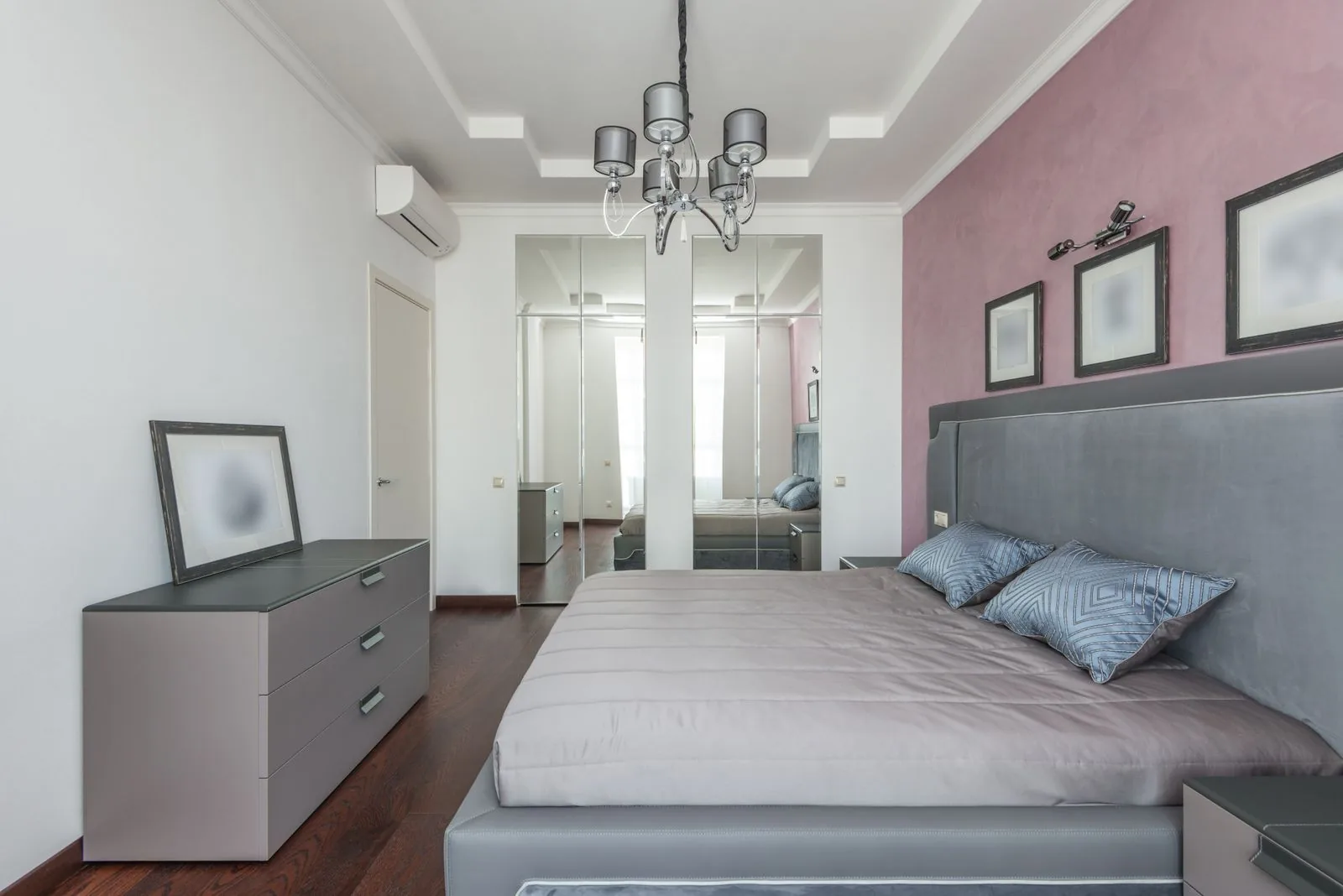 Luxury master suite bedroom