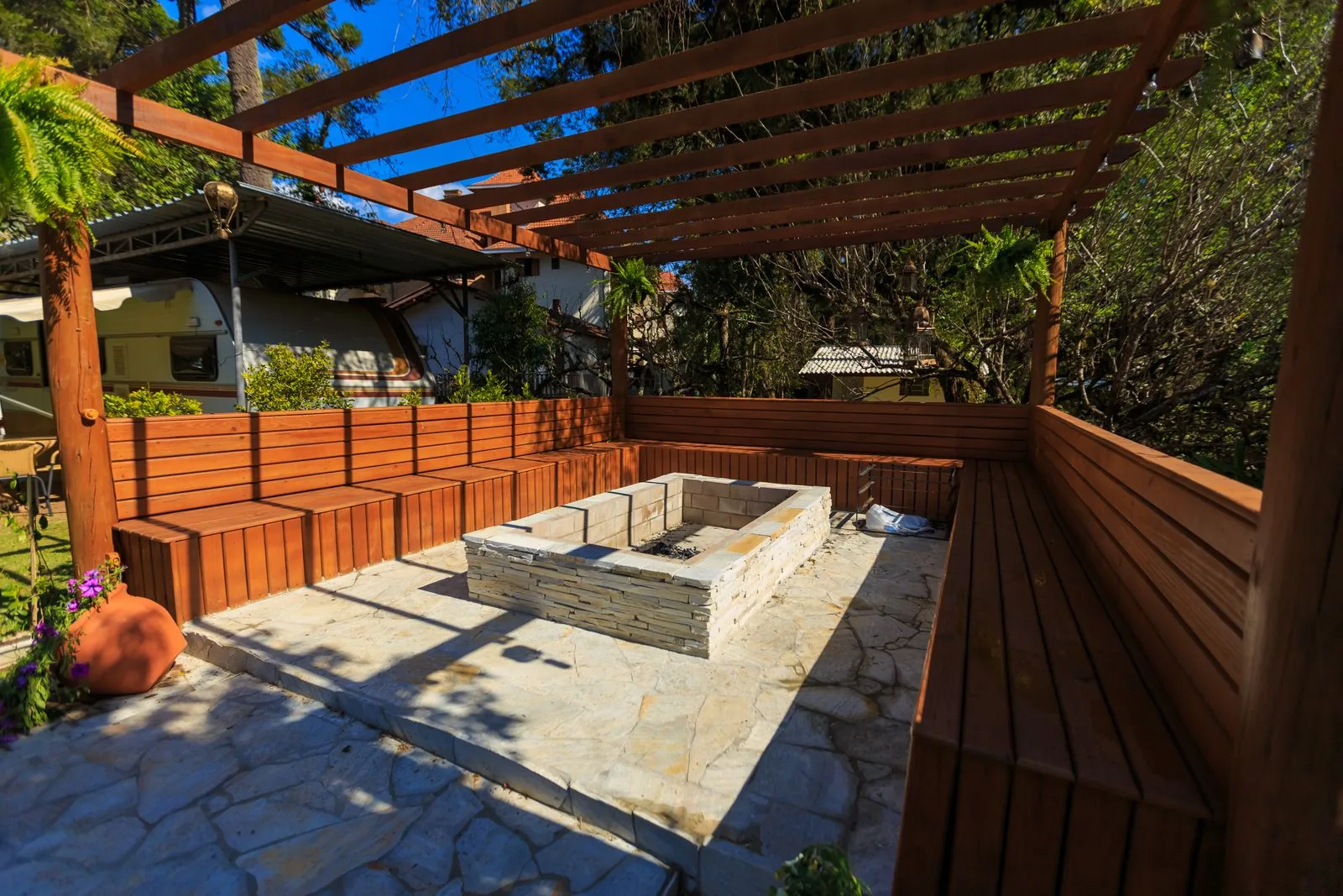 Backyard pergola by a Bellevue-area remodeler