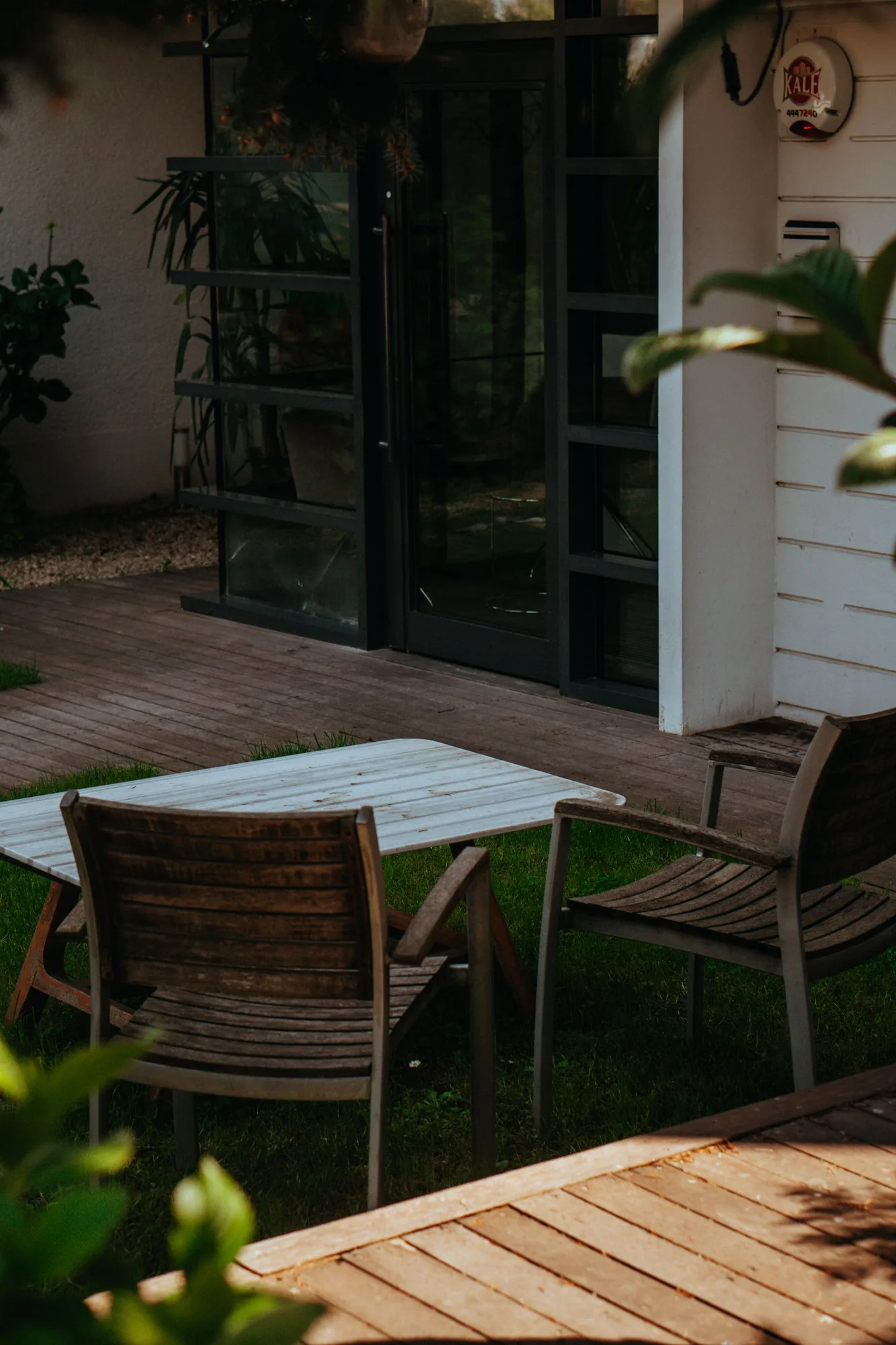 Custom wood deck by a Bellevue-area remodeler